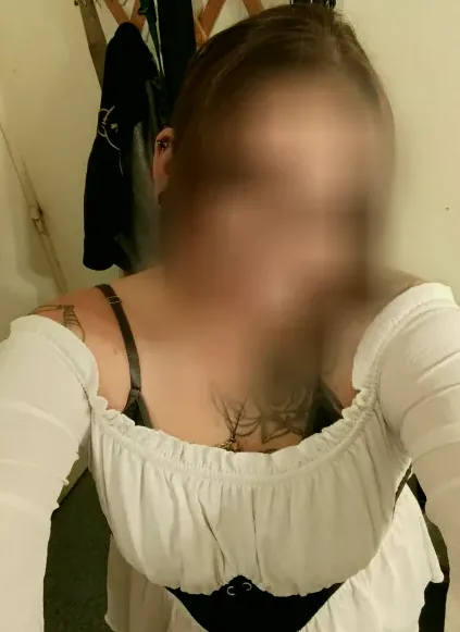 Manuela, 31