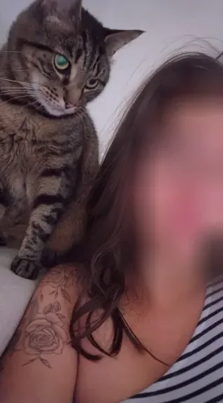 Mia, 28
