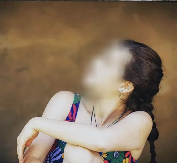 Nicole, 19